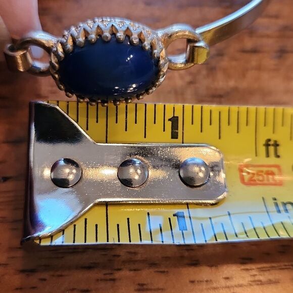 Vtg Avon goldtone bracelet with blue stone - Picture 5 of 5